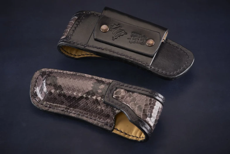Etui de ceinture moulé Classique en peau de serpent